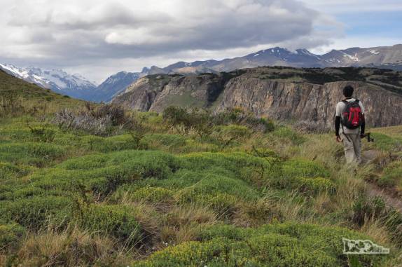 Caminhando na trilha da Loma del Pliegue Tumbado, no Parque Nacional Los Glaciares, em El Chaltén, na patagônia argentina